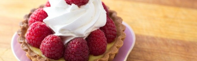 OSVEŽAVAJUĆA POSLASTICA SA MALINAMA! Evo kako da napravite SOČAN KOLAČ za celu porodicu!