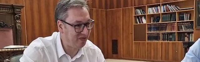 Vučić, Mali i Momirović doručkovali sendvič sa parizerom i najavili da će pojeftiniti još 10 proizvoda