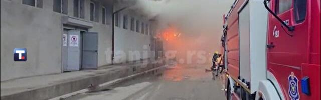 Gore magacini sa pamukom, svilom, vatra sve guta: Detalji borbe sa stihijom u Novom Pazaru
