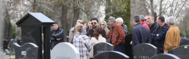 DECENIJA OD SMRTI MADŽGALJA: Prijatelji i porodica na Novom groblju došli da odaju počast (VIDEO)