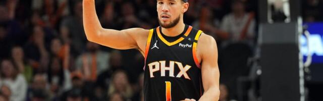 Kazna i poništena tehnička za Devina Bukera od NBA lige: Opleo po sudiji, sad mora da plati 35.000 dolara!