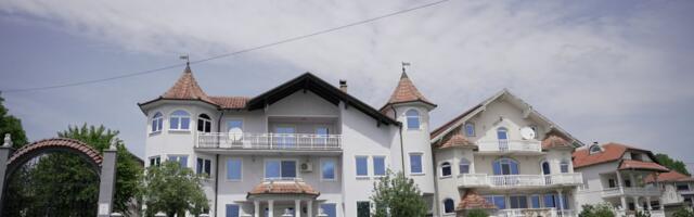 Ovo selo je najbogatije mesto u Srbiji: Fasade su u zlatu i mermeru, kuće imaju po 5 kupatila i 10 soba