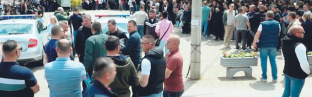 Протест против Куртијевог и Рашићевог прогона Срба