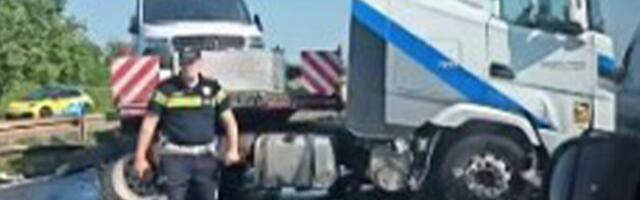 KAMION PROBIO ZAŠTITNU OGRADU PA OSTAO POPREČEN NASRED AUTO-PUTA: Udes kod petlje Požarevac, saobraćaj otežan u oba smera (video)