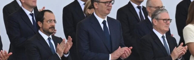 Председник Србије у првом реду на Тргу Конкорд