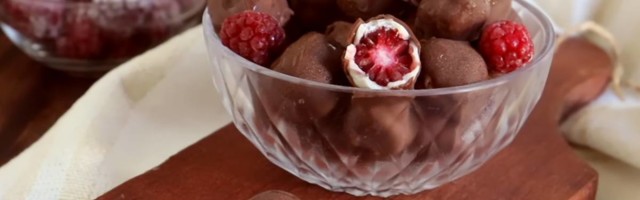 Čokoladne kuglice sa malinom će vas odmah osvežiti - nema ništa bolje od njih i ovaj recept je čisto savršenstvo