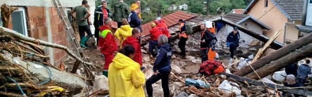 "MALO DETE PREŽIVELO ISPOD PLOČE OD DVE TONE" Psi nanjušili još tri žrtve u Jablanici, spasioci čekaju bolje uslove da počnu da kopaju (FOTO)