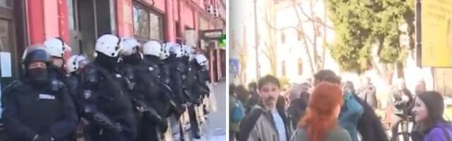 Napeta sednica Skupštine Zaječara: Uz policiju u punoj opremi i protest građana