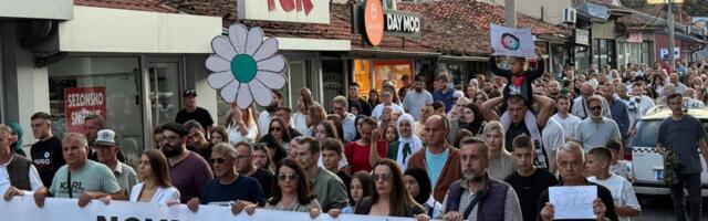 Mirnom šetnja Novopazarci odali poštu žrtvama genocida u Srebrenici