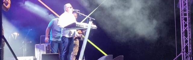 Dejan Matić glasom i klavijaturom priredio nezaboravan koncert na Rostiljijadi u Leskovcu