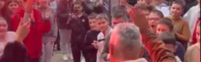 Profesor Jovica Cvetković ispraćen u penziju uz suze, aplauze i baklje (video)