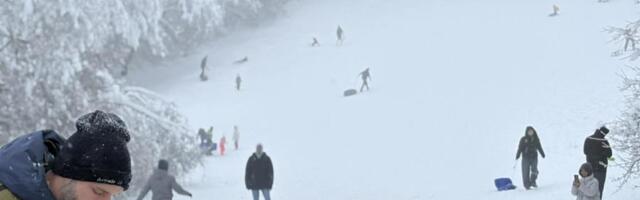 PRAVA ZIMSKA BAJKA NA FRUŠKOJ GORI! Sankanje, smeh i gužve na Vencu – deca ne silaze sa padina (FOTO)