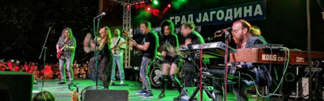 PORODILA SE NAŠA PEVAČICA: Rodila drugo dete poznatom treneru!