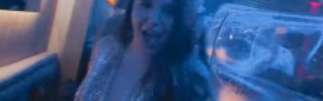 NAŠA PEVAČICA OD MISTERIOZNOG MUŠKARCA DOBILA POKLON OD 15.000 EVRA: Roditelji saznali za njega, sve isplivalo iz porodičnog doma!