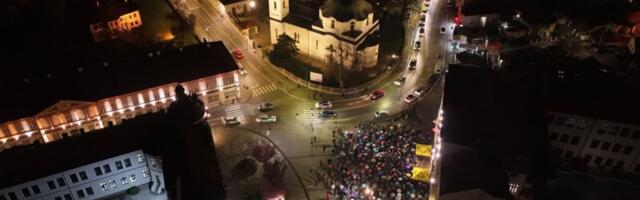 Srbija u tuzi, Čačak u raskoraku: Aplauzi na trgu u danu tragedije (FOTO/VIDEO)