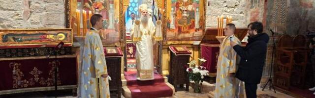 "S VEROM U BOGA I MI VASKRSAVAMO" Patrijarh Porfirije služio liturgiju u Pećkoj patrijaršiji (VIDEO)