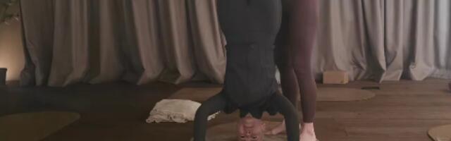 Nataša Bekvalac stoji na glavi: Uvukla se u helanke, muškarcima pale vilice