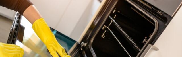 Zaboravite sodu i sirće - ovaj TRIK čisti rernu brže i lakše