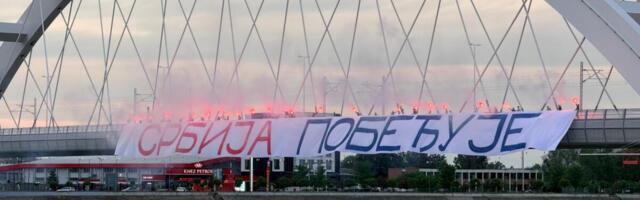 SRBIJA POBEĐUJE! IMPRESIVNA ATMOSFERA NAD DUNAVOM U NOVOM SADU Baklje na Žeželjevom mostu osvetljavaju veličanstveni slogan (FOTO/VIDEO)