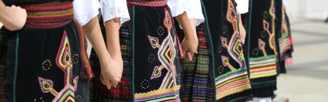 Prelep snimak sa juga Srbije: Smotra folklora u Svetim Arhangelima u Prizrenu okupila čuvare tradicije