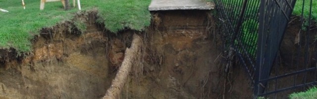 Rupe se pojavljuju po zelenoj površini, jer ono šta je bilo tu pre dečijeg igrališta, slediće vam krv u žilama!