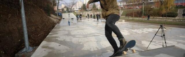 SKEJTERI U TRANSU! U Užicu otvoren skejt park, iako je treći po redu u Srbiji, po izradi je poseban/FOTO/