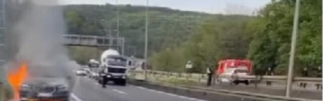 Zapalio se auto kod Bubanj potoka (VIDEO)
