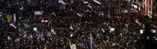 VUDSTOK, A NE OZBILjAN PROTEST Vašington Egzaminer o protestu u Beogradu: "Pili pivo, pozirali za selfije i zviždali u nepodnošljive pištaljke"