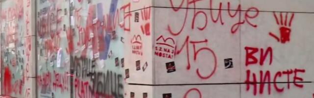 Prostorije SNS u Novom Sadu ponovo ispisane crvenom farbom