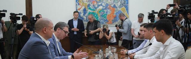 KAKAV LAPSUS I Vučić prevrnuo očima kada je Miloš Pavlović ovo izgovorio (VIDEO)