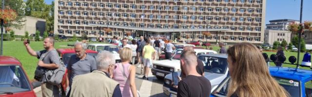 Zastavini klasici ponovo u centru Kragujevca: Izložba automobila okupila ljubitelje iz regiona (FOTO)