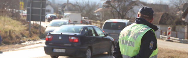 TINEJDŽERI NA MOTORU UHVAĆENI SA DROGOM Obojica osumnjičena za dilovanje