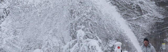 PRVE ŽRTVE SNEŽNE OLUJE U SKANDINAVIJI: Desetine hiljada ljudi ostalo bez struje, očekuje se teška noć