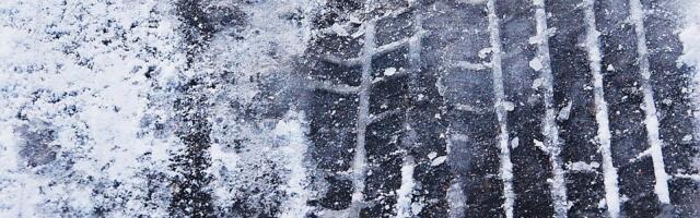 Putevi vlažni, ponegde sneg na kolovozu