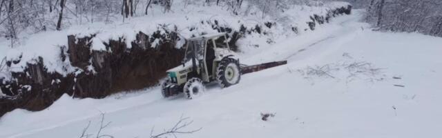 JAKA MEĆAVA NA ZLATIBORU, U PRIJEPOLJU HAOS: Putari na terenu, za šlepere zabranjen saobraćaj (FOTO)