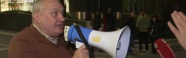 Tragikomedija na protestu! Gledaoci traže titl za Milivojevića, ali ni mi ne razumemo šta priča! (VIDEO)