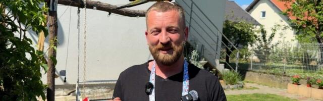 Porodica iz Loznice postala hit: Papagaj Kimba sam plaća svoju šargarepu, a evo i kako (FOTO/VIDEO)