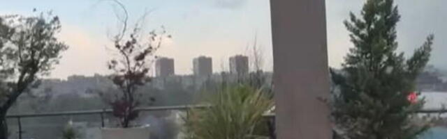 Jaka oluja napravila haos kod komšija: Pada grad veličine lešnika, kiša pljušti, nebo se odjednom smrklo! (VIDEO)