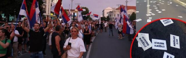 Sramne scene u Inđiji! Dok građani pešače ka glavom gradu, blokaderi prave deponiju... (FOTO)