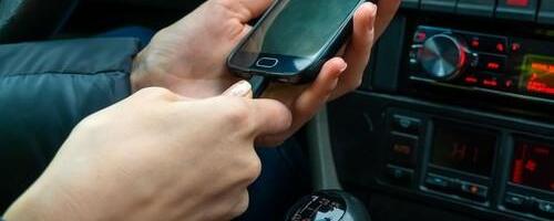 Zato vam se baterija prazni u putu: Skrivena podešavanja koja uništavaju telefon dok vozite!
