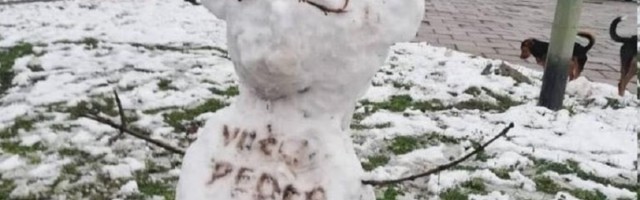 Osvanula Vučićeva "statua" ispred Skupštine (FOTO)
