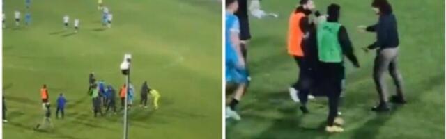 Otac fudbalera uleteo na teren i udario golmana (VIDEO)