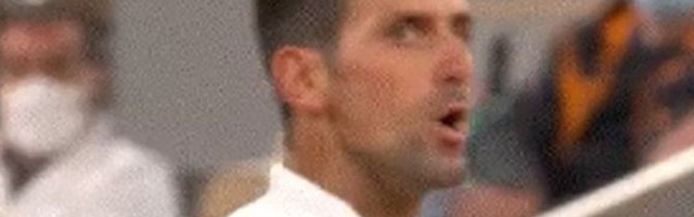 Navijač s Federerovom majicom provocirao Novaka tokom meča, Đoković ga ućutkao poljupcem