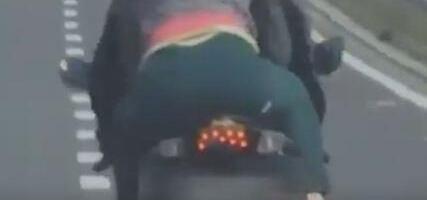 PRESRETAČ DANAS UOČIO "LETEĆI" MOTOR KOD VALJEVA Na vozilu bio bračni par: Kad su videli cifru na brzinomeru policajci su ostali u šoku