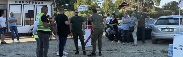 (BLOG) Na poziv studena građani se u 18 časova okupljaju na Đačkom trgu, a aktivisti SNS-a su u Vinogradima (VIDEO)
