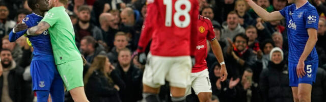 NEZAPAMĆEN SKANDAL U PREMIJER LIGI Udario saigrača i dobio crveni karton (VIDEO)