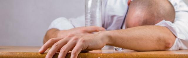 Kada pijte alkohol pred spavanje - zašto se stalno budite noću?