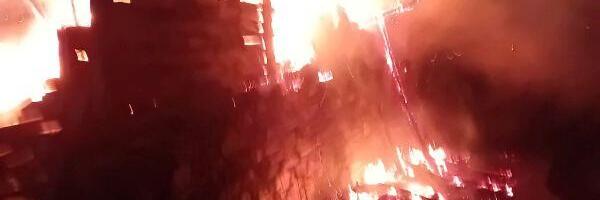 DRAMA KOD PROKUPLJA: Vatra guta objekat, vatrogasci se bore sa vatrenom stihijom! Sumnja se da je neko namerno podmetnuo požar (FOTO)