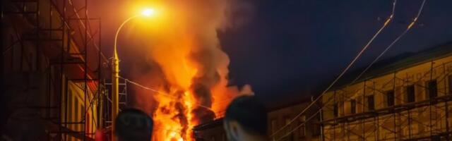SEDAM OSOBA POVREĐENO U POŽARU NA KROVU LUKSUZNOG HOTELA: Vatrena stihija gutala istorijsko zdanje, 250 vatrogasaca na terenu: "USPELI SMO DA ZAŠTITIMO CRKVU" (FOTO)