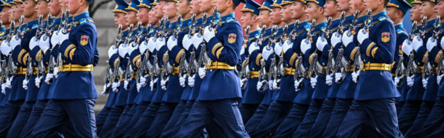Севернокорејски војници први пут марширали Црвеним тргом